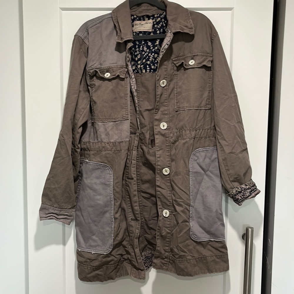 Size small. Free people twill jacket.  Contrasting pockets and floral cuff.